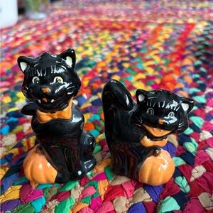CERAMIC HALLOWEEN BLACK CAT SALT AND PEPPER SHAKERS